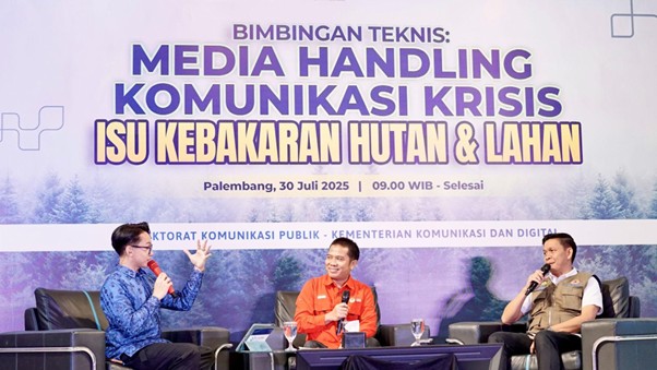Kabid Penanganan Darurat BPBD Provinsi Sumatra Selatan dan Pengendali Ekosistem Hutan Madya Balai Dalkarhut Wilayah Sumatra dalam sesi talk show terkait karhutla di Sumatra Selatan.