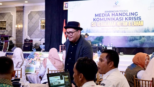 Public Relations Coach Jojo S. Nugroho memberikan simulasi media handling komunikasi krisis kepada peserta luring.