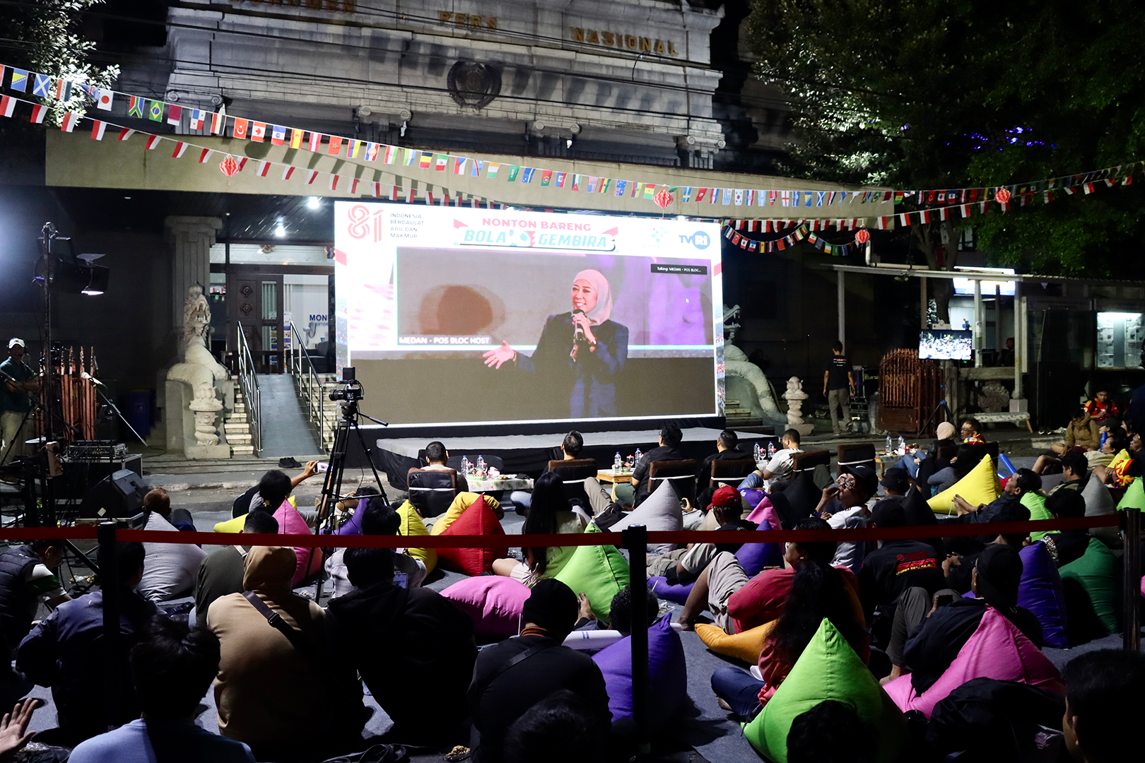 Komdigi Gelar Nobar Bola Gembira Sambut HUT Ke-81 RI, Warga Solo Padati Monumen Pers Nasional