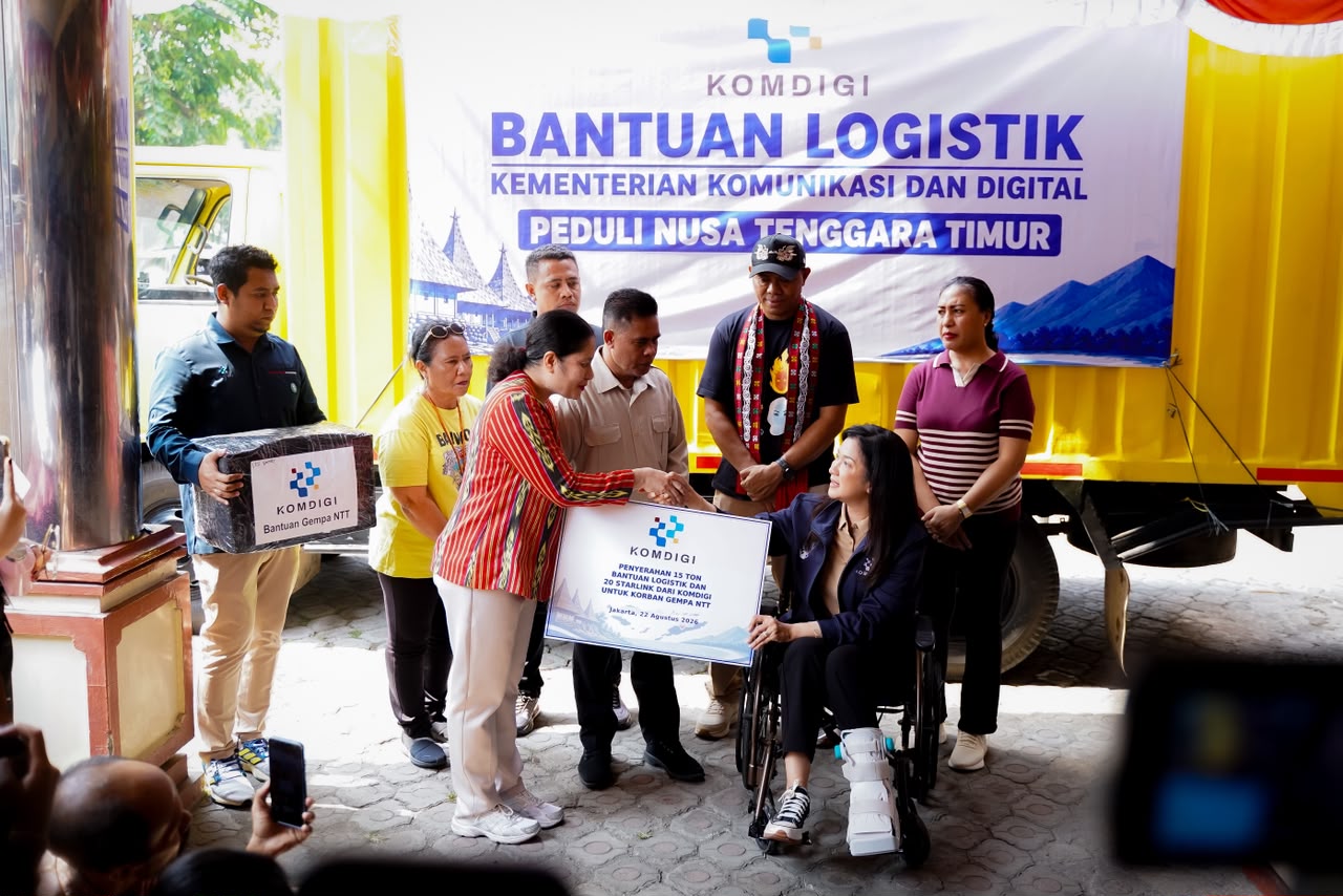 Komdigi Serahkan 15 Ton Bantuan Logistik dan 20 Starlink untuk Korban Gempa NTT